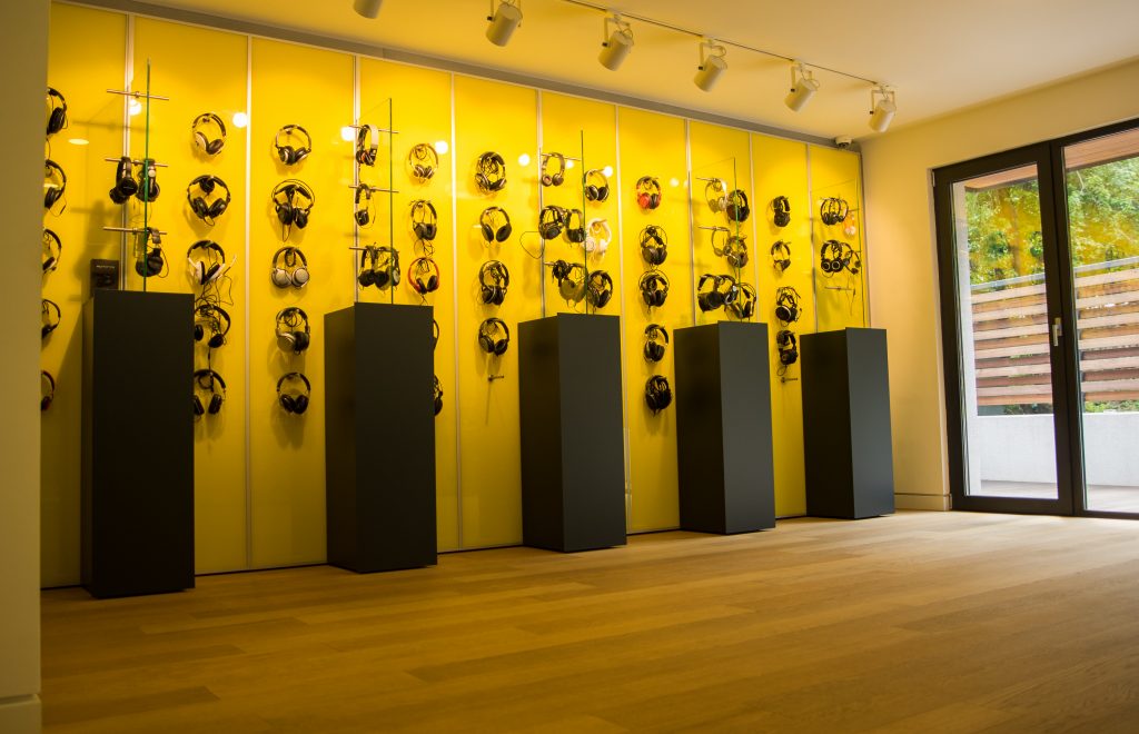 Showroom de casti la AVstore.ro