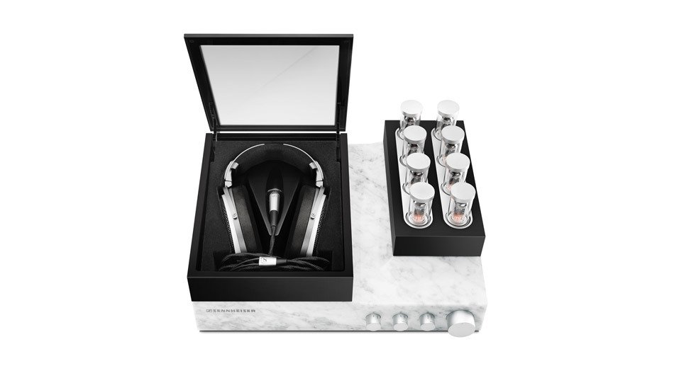 Sennheiser HE 1 pe un bloc de marmura de Carrara