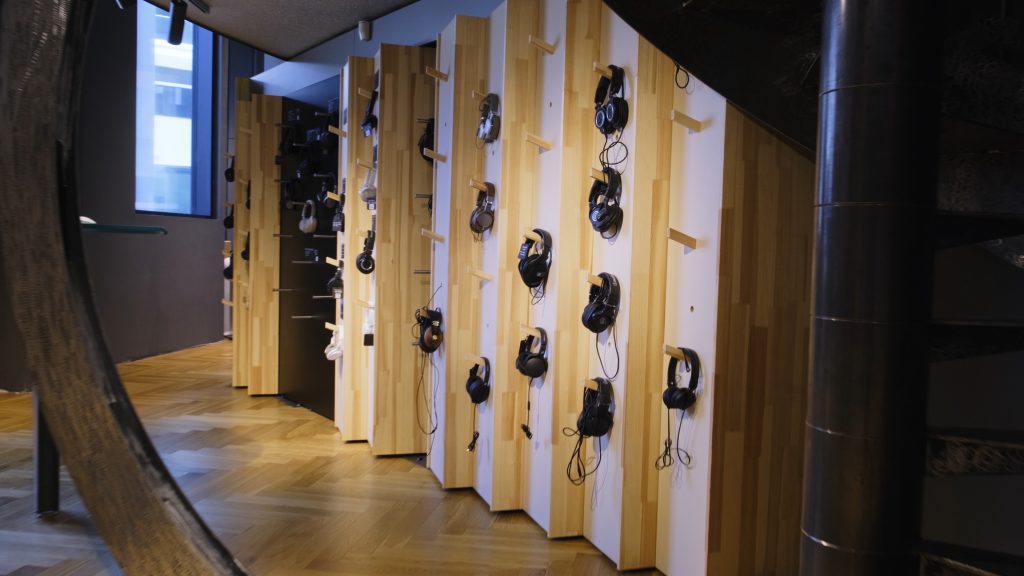 Showroom de casti la AVstore Herastrau
