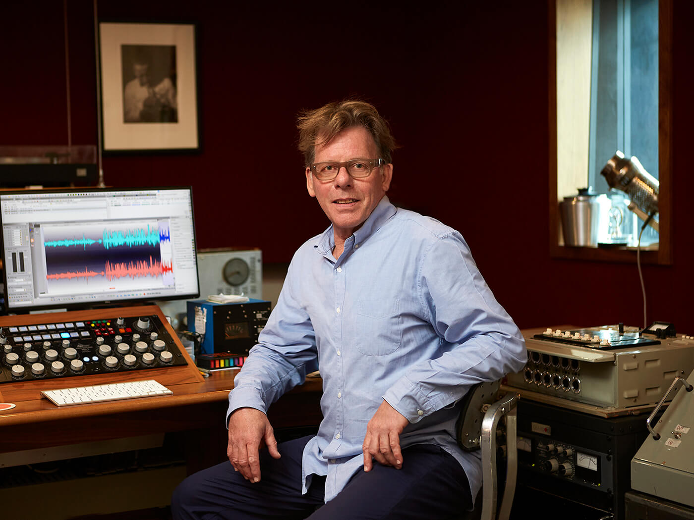 A person sitting in front of a computer
Description automatically generated