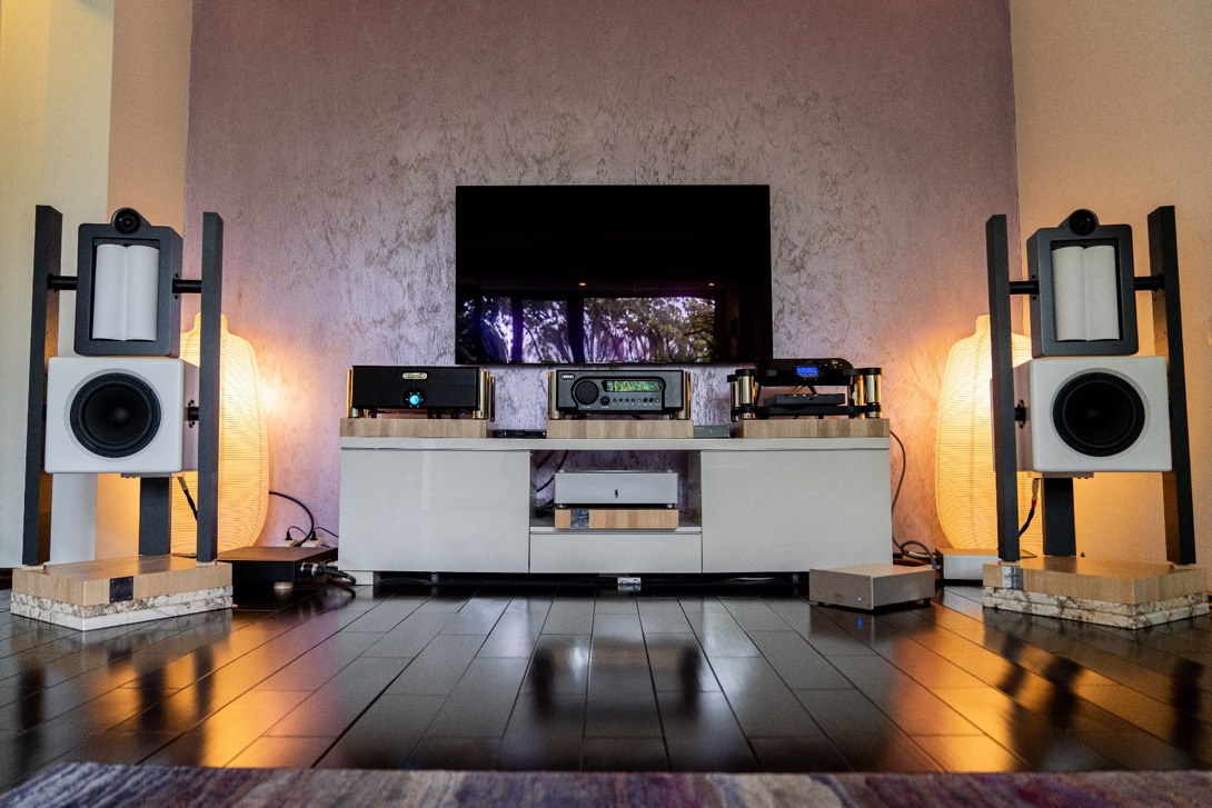 A room with a stereo system
Description automatically generated