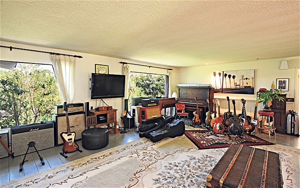 A room with many musical instruments
Description automatically generated