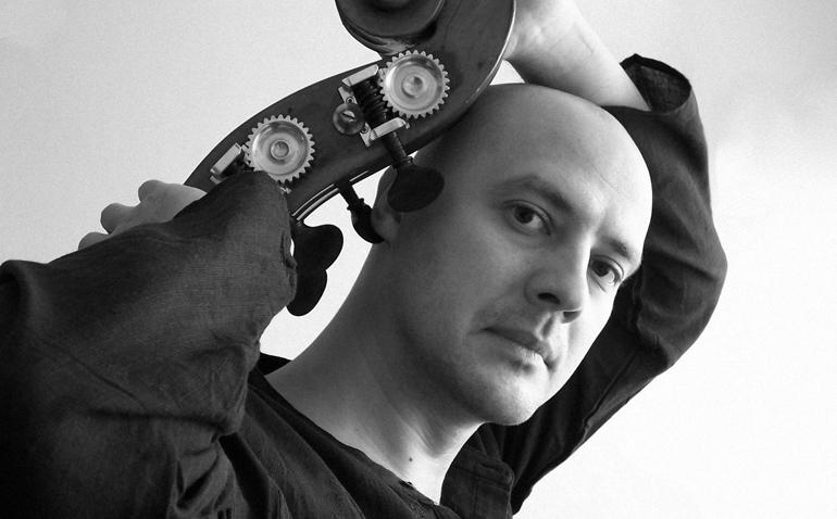 A person holding a small device
Description automatically generated